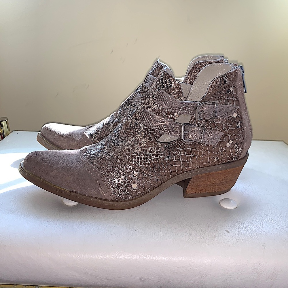 Summit by white mountain Two-Tone Ankle Booties Animal Print side buckles Sz 7